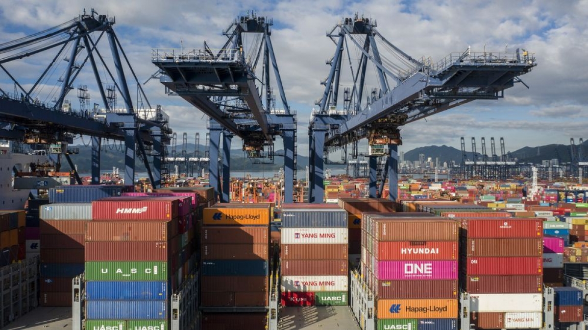 Cảng Yantian - nằm ở trung tâm xuất khẩu và công nghiệp Thâm Quyến (Trung Quốc), đã phải ngừng dịch vụ nhận hàng container do cảnh báo bão. (Ảnh: Bloomberg)