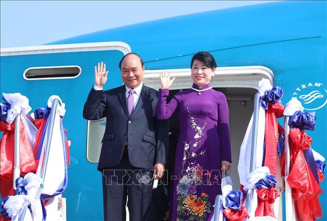Chủ tịch nước Nguyễn Xuân Phúc tới Vientiane, bắt đầu thăm Lào