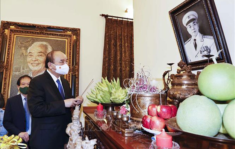 Chủ tịch nước Nguyễn Xuân Phúc dâng hương tưởng niệm 110 năm Ngày sinh Đại tướng Võ Nguyên Giáp