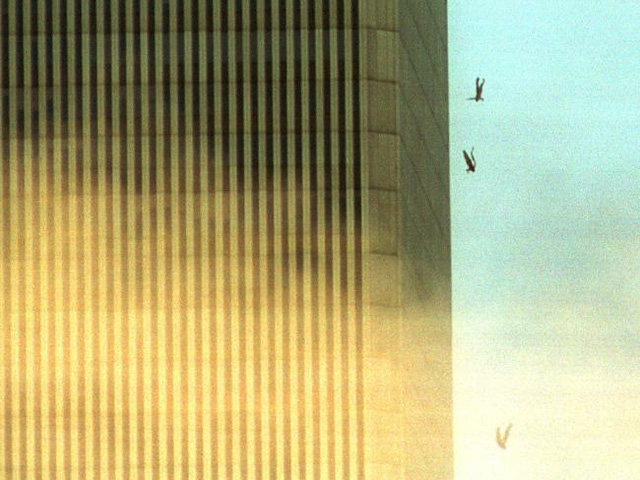 Vụ khủng bố 11/9: Những bức ảnh vẫn khiến người xem rùng mình sau 16 năm