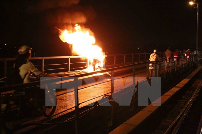 Hà Nội: Lại xảy ra vụ cháy xe máy ngay trên cầu Long Biên