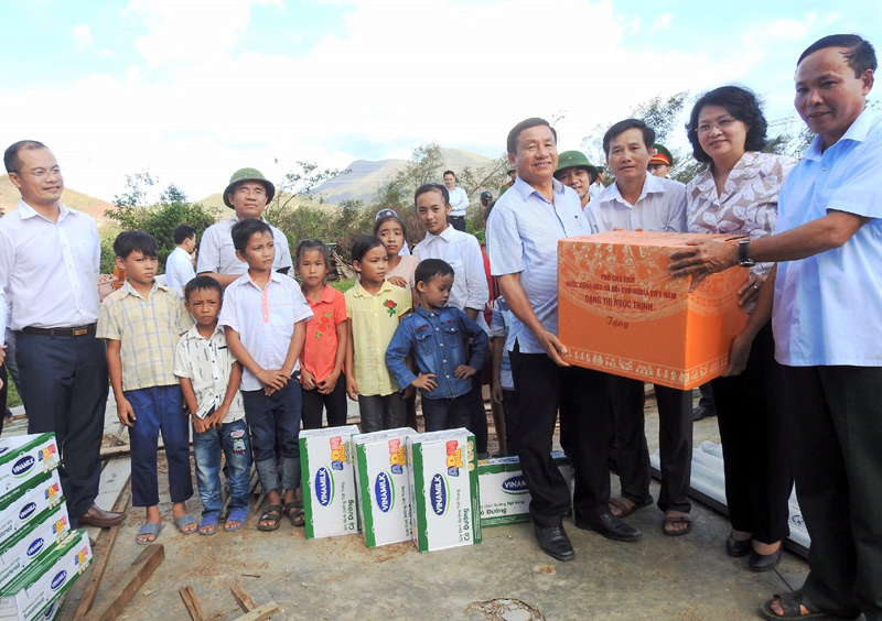 Vinamilk mang sữa đến với trẻ em vùng lũ Hà Tĩnh, Quảng Bình