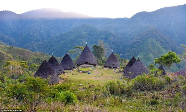 Bí ẩn bộ lạc sống tách biệt với thế giới ở Indonesia