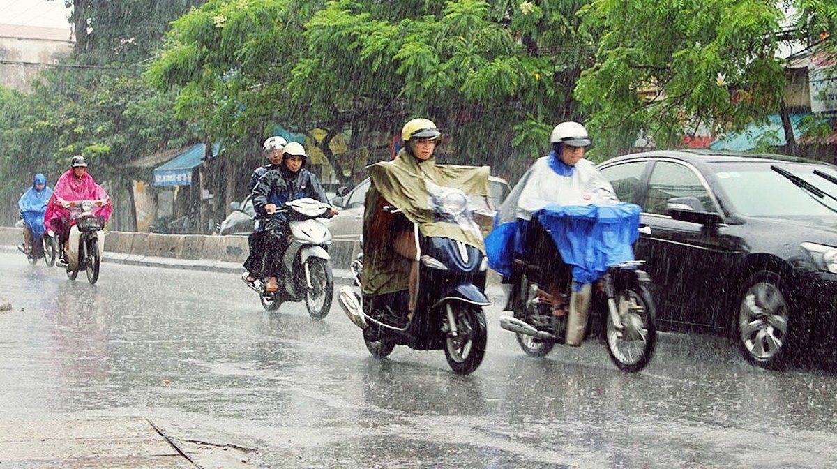 Mưa bão, xe máy hãy tránh xa các tòa nhà cao tầng