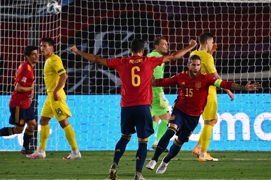Ramos rực sáng, Tây Ban Nha nhấn chìm Ukraine