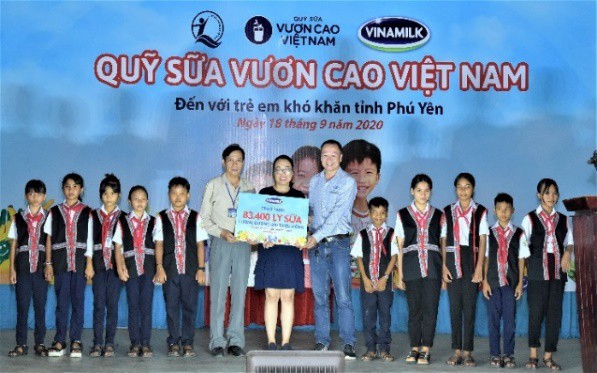 Quỹ sữa vươn cao Việt Vam và Vinamilk chung tay chăm sóc trẻ em khó khăn tỉnh Phú Yên