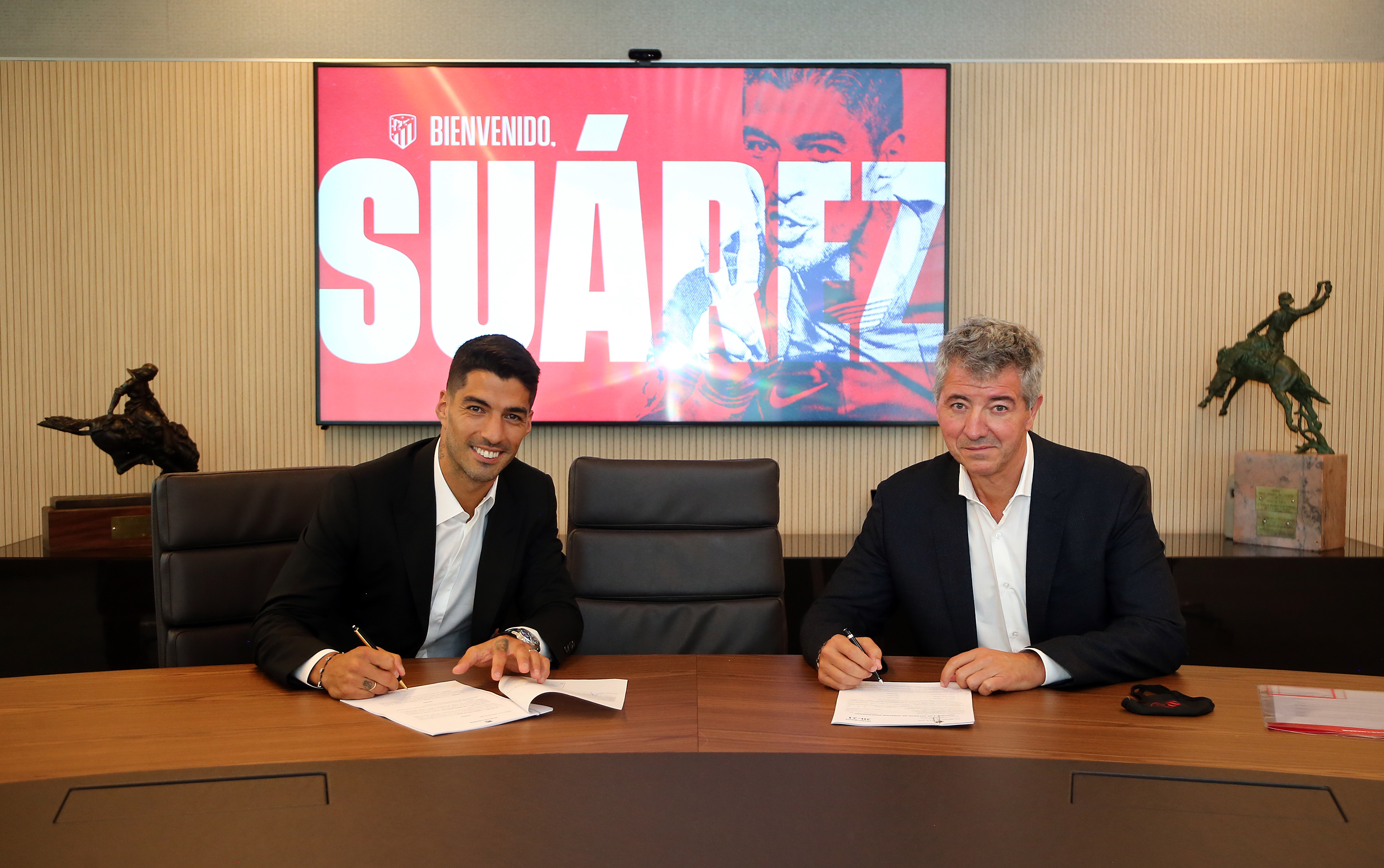 Chia tay Barca, Luis Suarez chính thức gia nhập Atletico Madrid