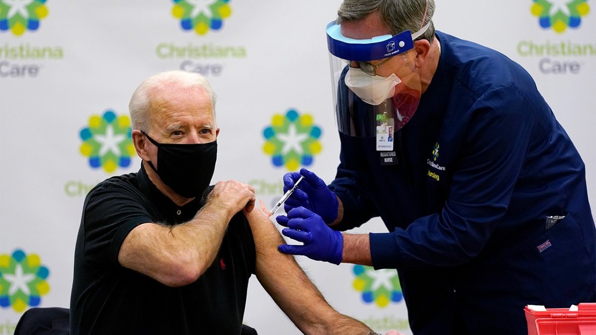 Tổng thống Mỹ Joe Biden tiêm vaccine COVID-19. (Ảnh: AP)