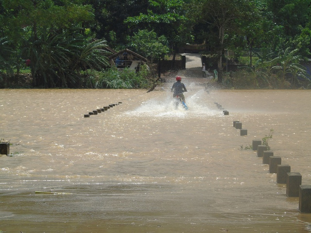 quang binh guong day sau con lu lich su