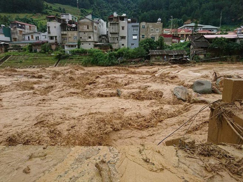 Nước lũ cuồn cuộn đổ về thị xã Nghĩa Lộ, người dân di dời khẩn cấp