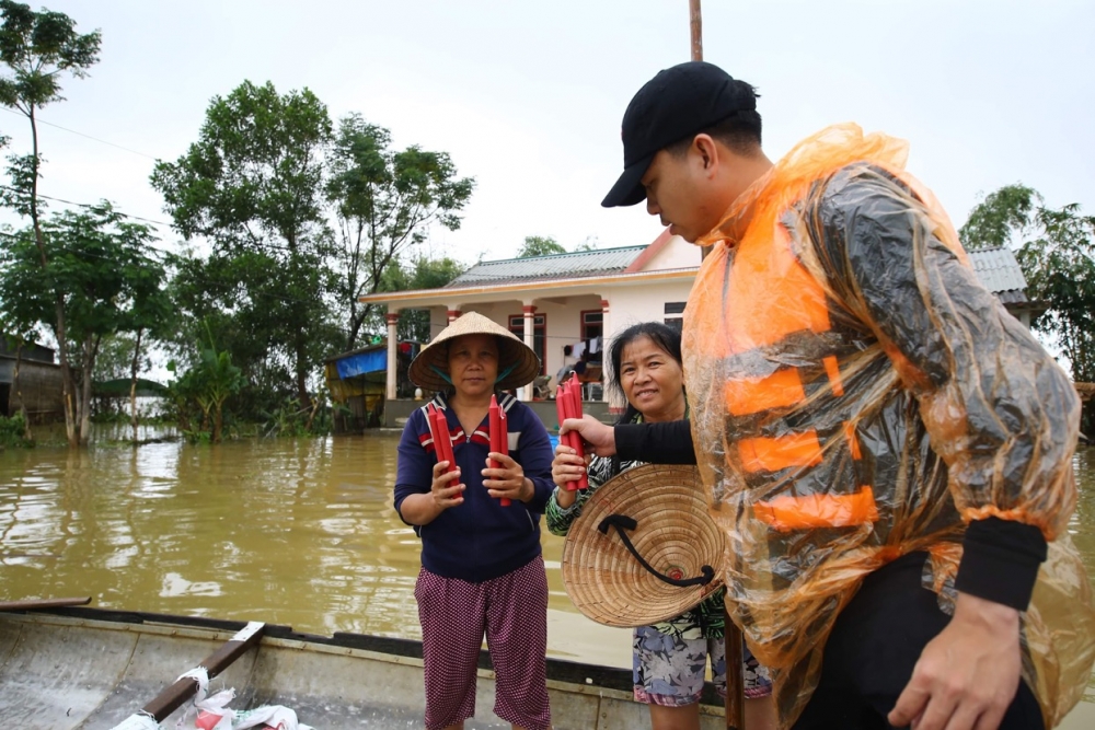 Bất chấp mưa lớn, tiếp tế nhu yếu phẩm cho bà con bị cô lập tại Quảng Trị