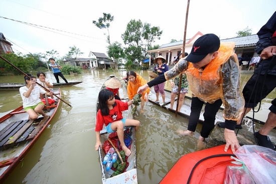 Bất chấp mưa lớn, các nhà hảo tâm tiếp tế nhu yếu phẩm cho bà con bị cô lập tại Quảng Trị