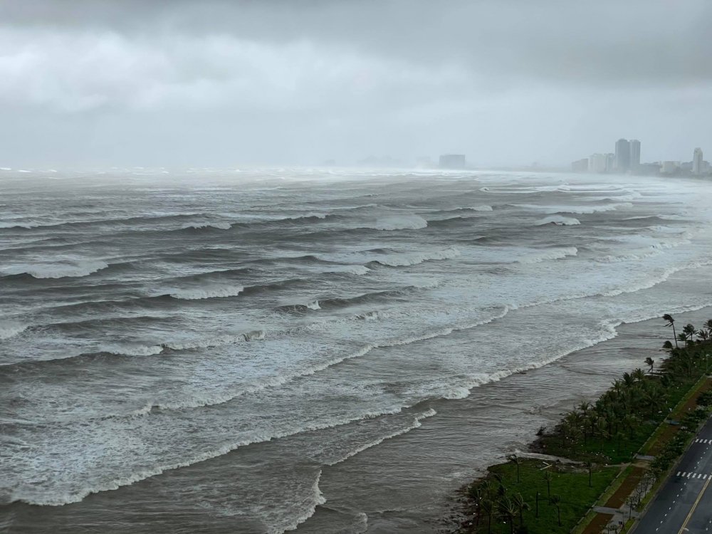 Hình ảnh bão số 9 đổ bộ vào bờ biển Đà Nẵng