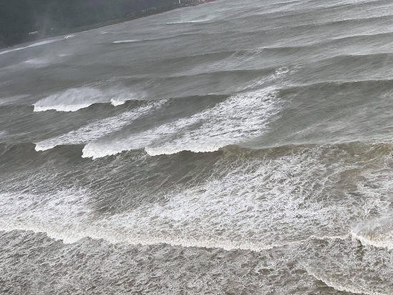 Hình ảnh bão số 9 đổ bộ vào bờ biển Đà Nẵng