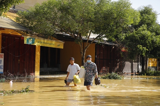 Tổ chức chi trả chế độ bảo hiểm xã hội phù hợp với diễn biến bão lũ tại địa phương