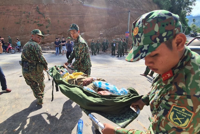 Bộ đội giúp dân trong vụ sạc ở đất ở Trà Leng, ảnh Thanh Đạm