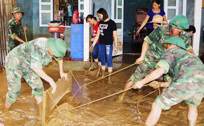 Giúp dân Quảng Trị dọn bùn đất sau lũ, ảnh Thanh Đạm