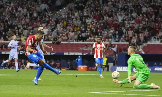 Atletico Madrid 2-0 Barcelona: Suarez nhấn chìm đội bóng cũ