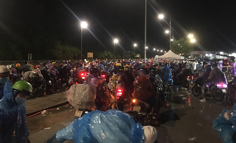 Mở cửa hầm đường bộ Hải Vân cho người dân đi xe máy về quê