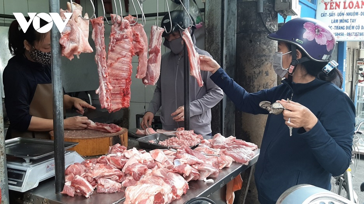 Giá thịt lợn đến tay người tiêu dùng quá cao, cần kiểm soát từ khâu trung gian và các siêu thị.