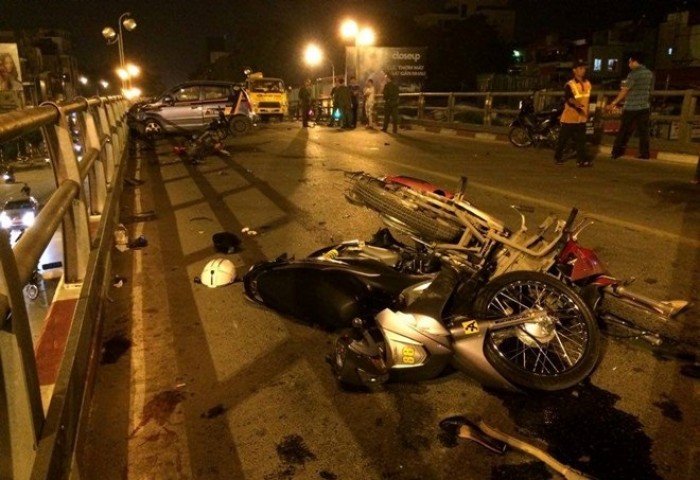 Taxi gây tai nạn kinh hoàng trên cầu vượt Thái Hà