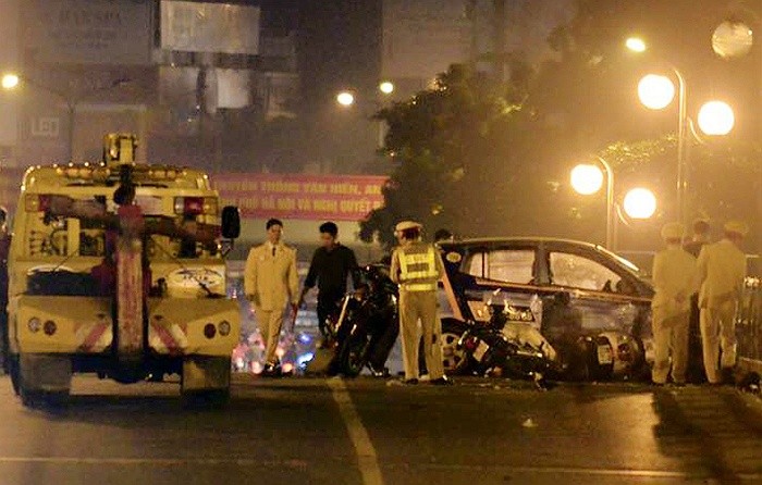 Taxi gây tai nạn kinh hoàng trên cầu vượt Thái Hà