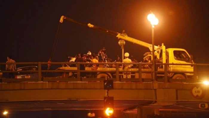 Taxi gây tai nạn kinh hoàng trên cầu vượt Thái Hà