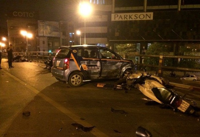 Taxi gây tai nạn kinh hoàng trên cầu vượt Thái Hà