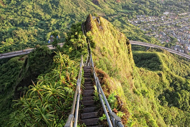 3. “Cầu thang lên thiên đường”, Oahu, Hawaii: Haiku Stairs được xây dựng vào đầu những năm 1940 làm trạm thu phát thông tin liên lạc của Mỹ trong Thế chiến 2. Những bậc thang bám theo triền dốc thung lũng Haiku đến đỉnh Koolaus phủ đầy mây trắng. Khi lên đến đỉnh, du khách có cơ hội ngắm toàn cảnh đảo Oahu nằm bên dưới. Một cơn bão gần đây khiến cầu thang bị phá hủy đáng kể.