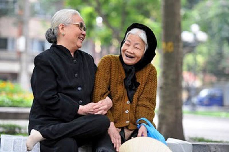Tận hưởng ảnh người già vui vẻ với nụ cười và niềm vui của người cao tuổi