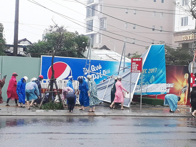 Người dân Đà Nẵng dọn vệ sinh, khắc phục hậu quả mưa bão, đón APEC