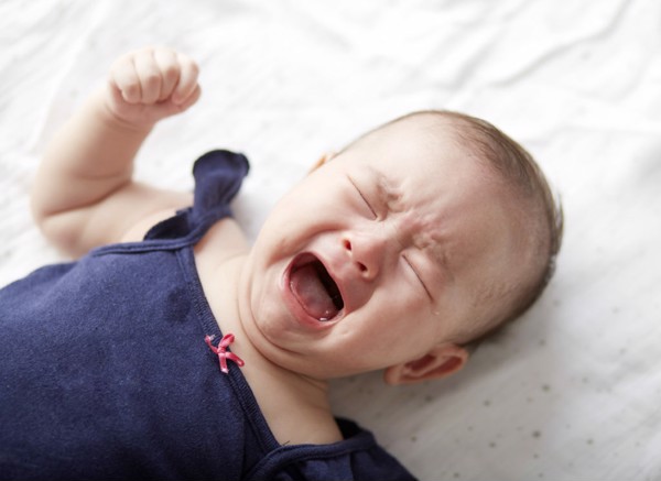 Nguyên do khiến bé quấy khóc và cách chọn sữa cho trẻ sơ sinh phù hợp