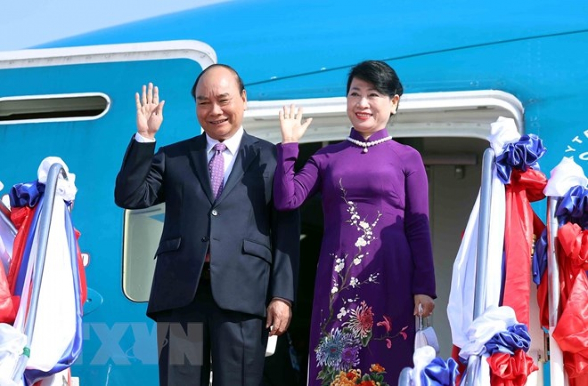 Chủ tịch nước Nguyễn Xuân Phúc cùng phu nhân bắt đầu chuyến thăm chính thức Thụy Sỹ. (Ảnh: TTXVN)
