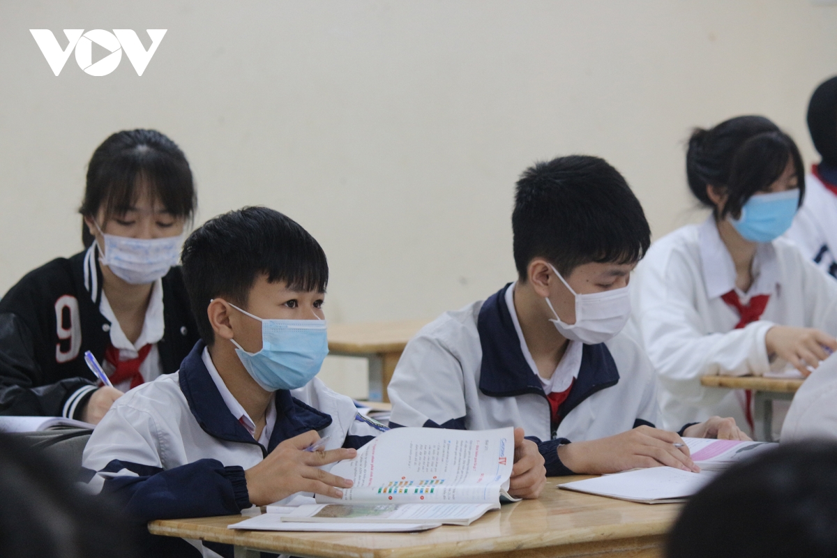 Học sinh lớp 9 tại Hà Nội căng mình học online, giáo viên đề xuất giảm bớt môn thi vào 10