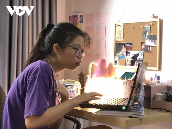 Học sinh lớp 9 tại Hà Nội căng mình học online, giáo viên đề xuất giảm bớt môn thi vào 10