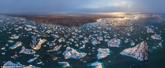 Jokulsarlon Ice Lagoon in Iceland: Giant icebergs float on water in this stunning panoramic photo
