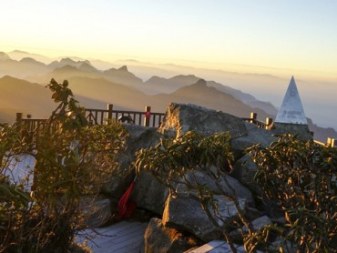 Ngắm đỉnh Phan Si Păng huyền ảo trong mùa đẹp nhất năm