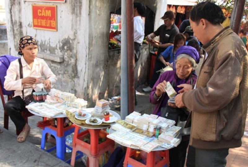 Ngân hàng im ắng, chợ đen rục rịch