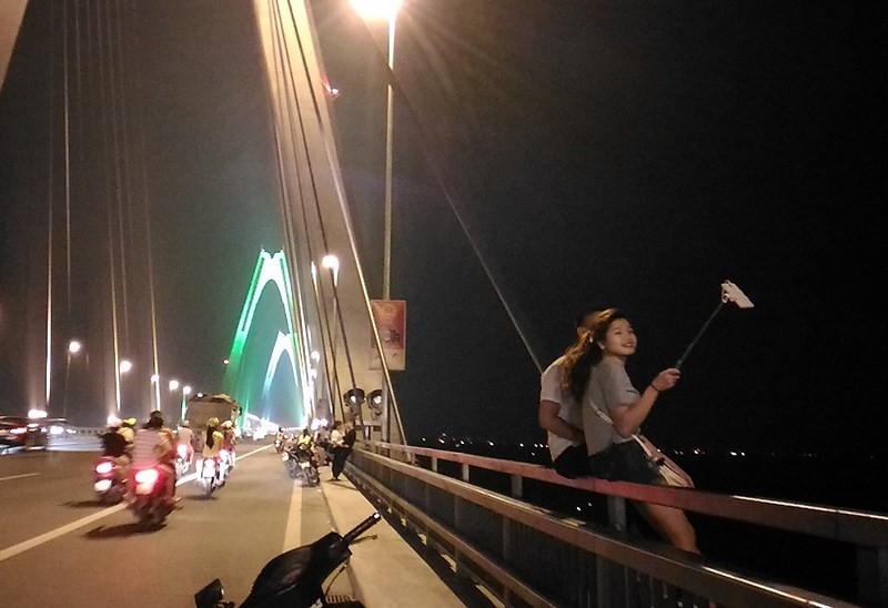 Chụp ảnh trên cầu Nhật Tân: Coi thường tính mạng chính mình