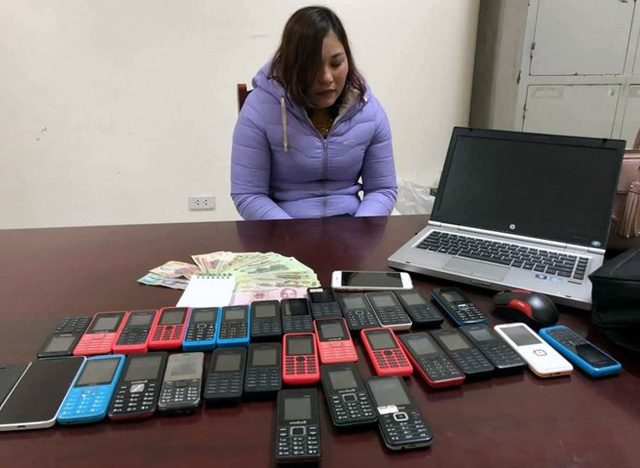 Hà Nội: “Tú bà” điều hành gái mại dâm bằng hơn 30 chiếc điện thoại