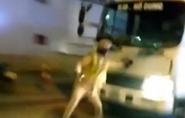 Hà Nội: Lái xe tải lao thẳng vào CSGT để trốn chạy