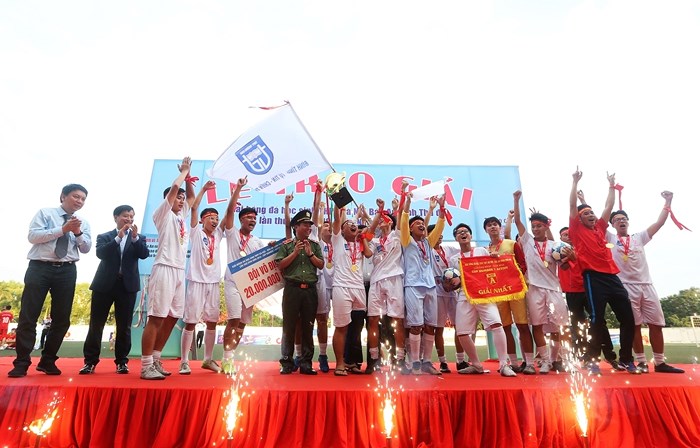 THPT Trương Định lần đầu tiên vô địch giải bóng đá học sinh Hà Nội