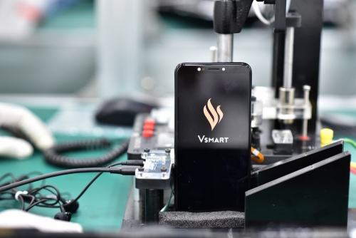 Cận cảnh dàn robot 'khủng' tại nơi sản xuất điện thoại Vsmart