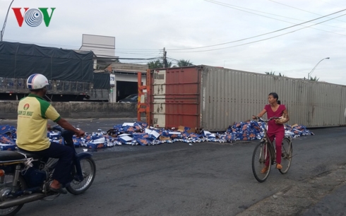 lat container tren quoc lo 1a khien hang nghin lon bia do ra duong