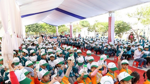 Trẻ em tỉnh Hà Nam hào hứng tham gia lễ phát động chương trình sữa học đường