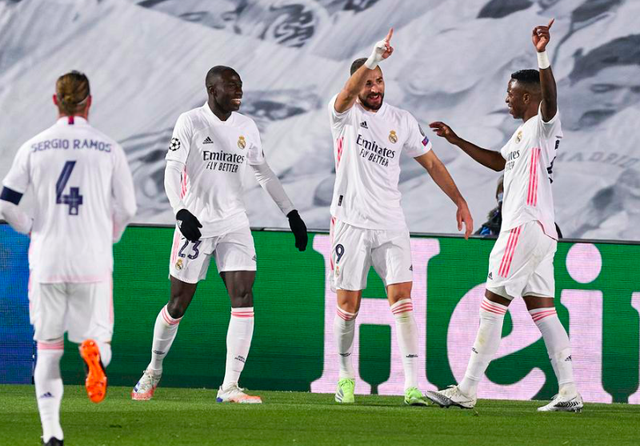 Real Madrid 2-0 Gladbach: Benzema lập cú đúp, Real vào vòng 1/8 với vị trí đầu bảng