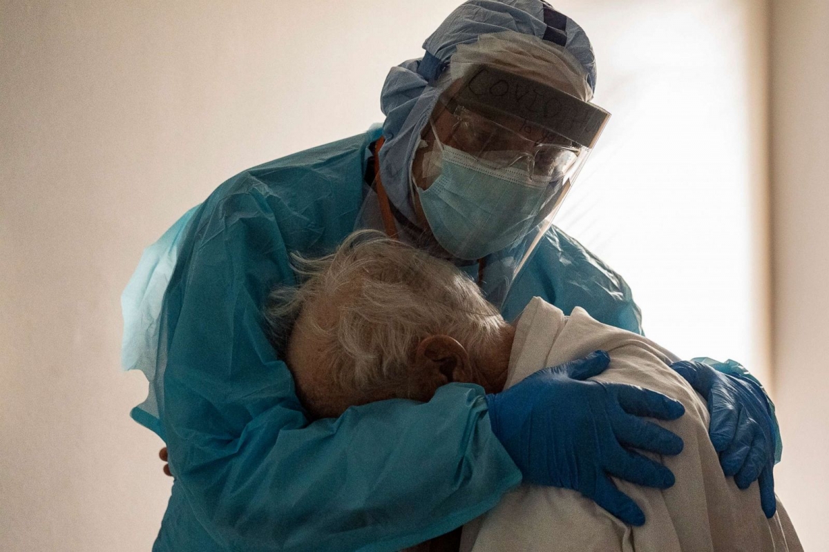 Bác sĩ Joseph Varon an ủi một bệnh nhân Covid-19 đang khóc và mong được về nhà, trong phòng chăm sóc đặc biệt tại Trung tâm Y tế United Memorial, Houston, bang Texas (Mỹ) ngày 26/11. Ảnh: Getty Images