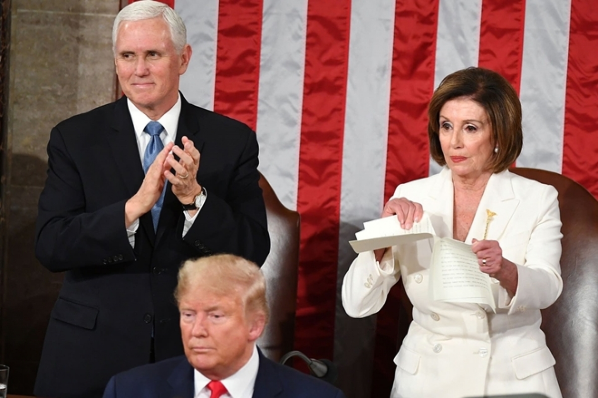 Chủ tịch Hạ viện Mỹ Nancy Pelosi xé bản sao thông điệp liên bang của Tổng thống Trump mà bà được phát trong lúc các nghị sĩ đứng lên vỗ tay khi nhà lãnh đạo Mỹ kết thúc bài phát biểu ngày 4/2. Ảnh: Getty Images