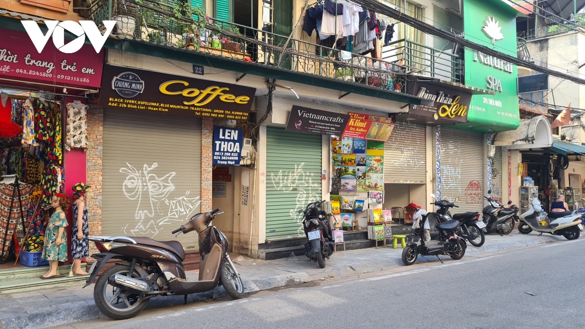Các khu phố cổ, phố cũ của Hà Nội vẫn là “mảnh đất vàng” của dịch vụ thương mại nay trở nên ế ẩm.