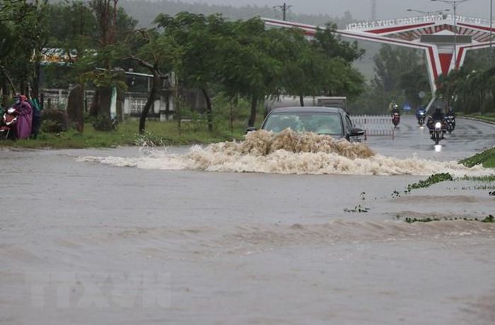 Mưa lũ làm 10 người chết và mất tích, gần 60.000 ngôi nhà bị ngập